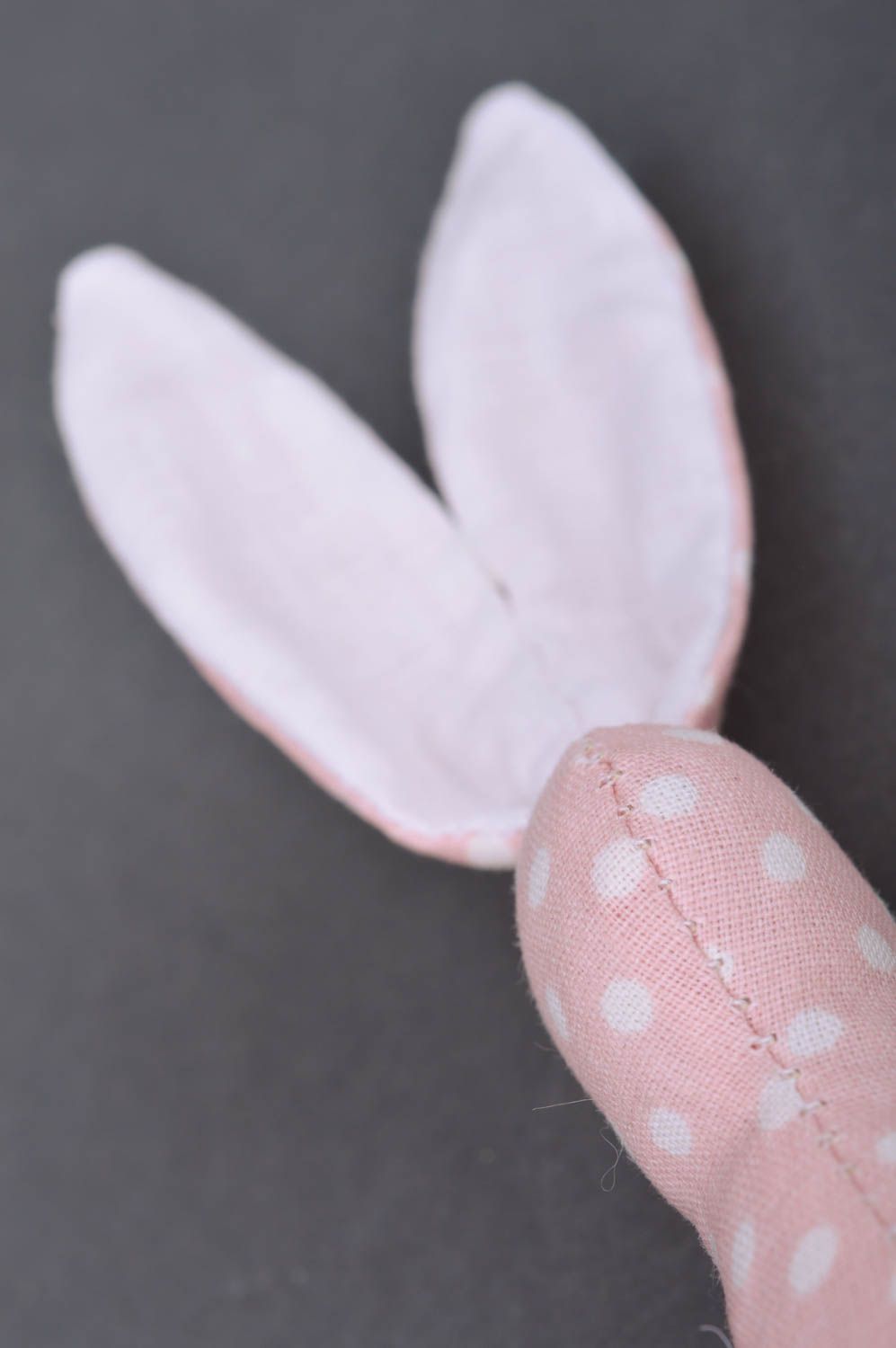 Мягкая тканевая игрушка зайчик из хлопка розовый в горохи ручной работы фото 3