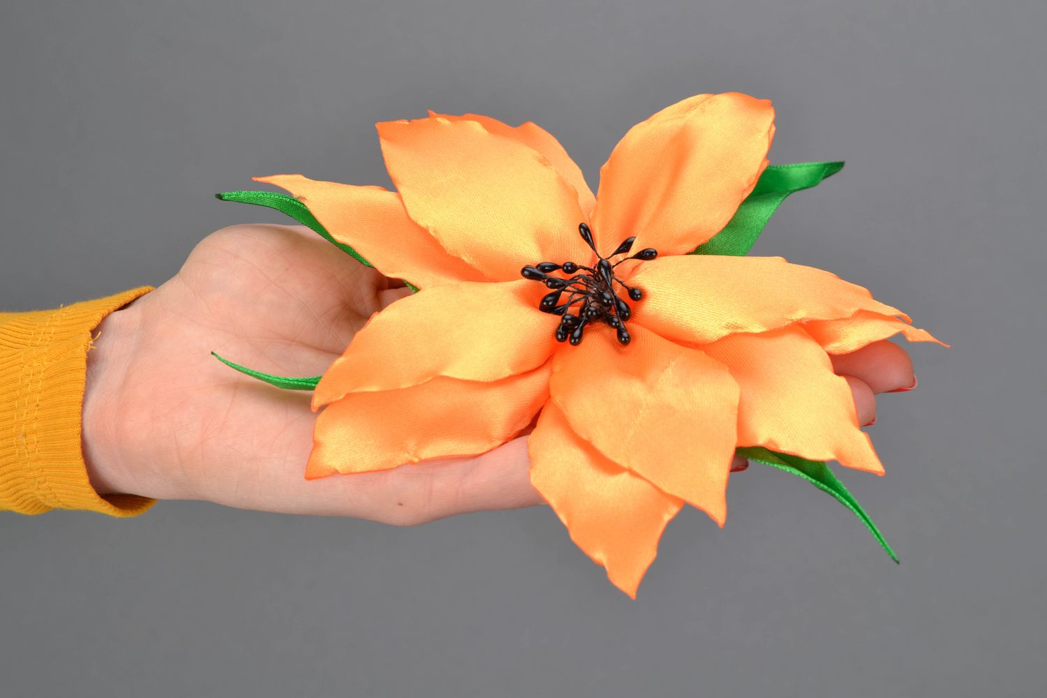 Текстильная брошь из атласных лент цветок Лилия фото 2