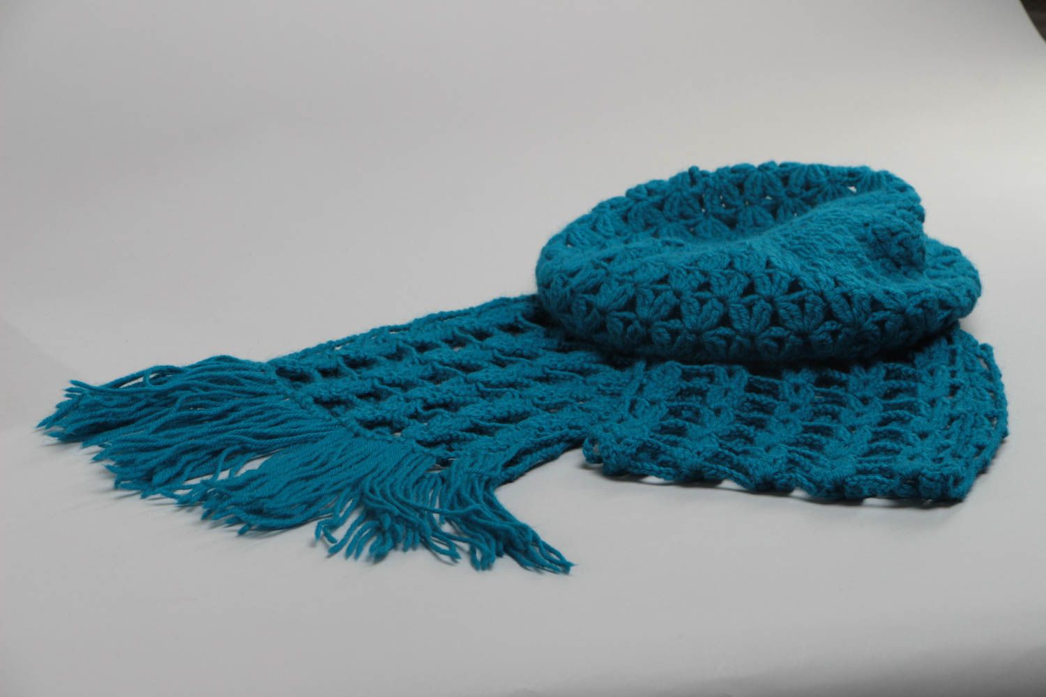 Шапка и шарф вязанные крючком стильные комплект из 2 изделий синие ручной работы фото 4