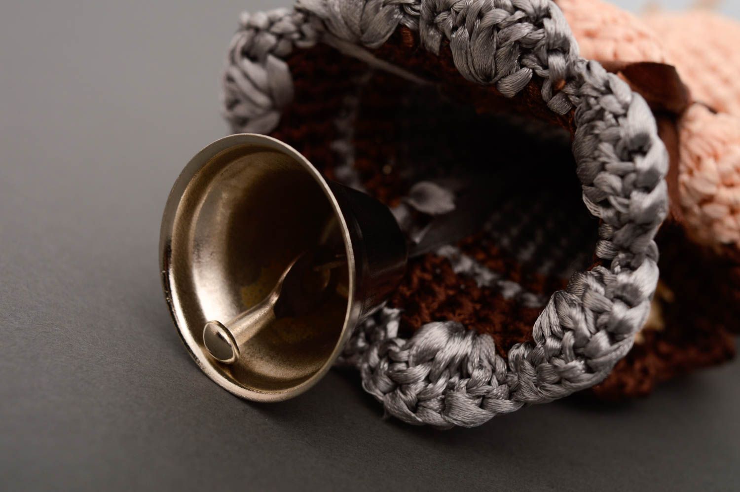 Poupée tricotée au crochet avec clochette  photo 3