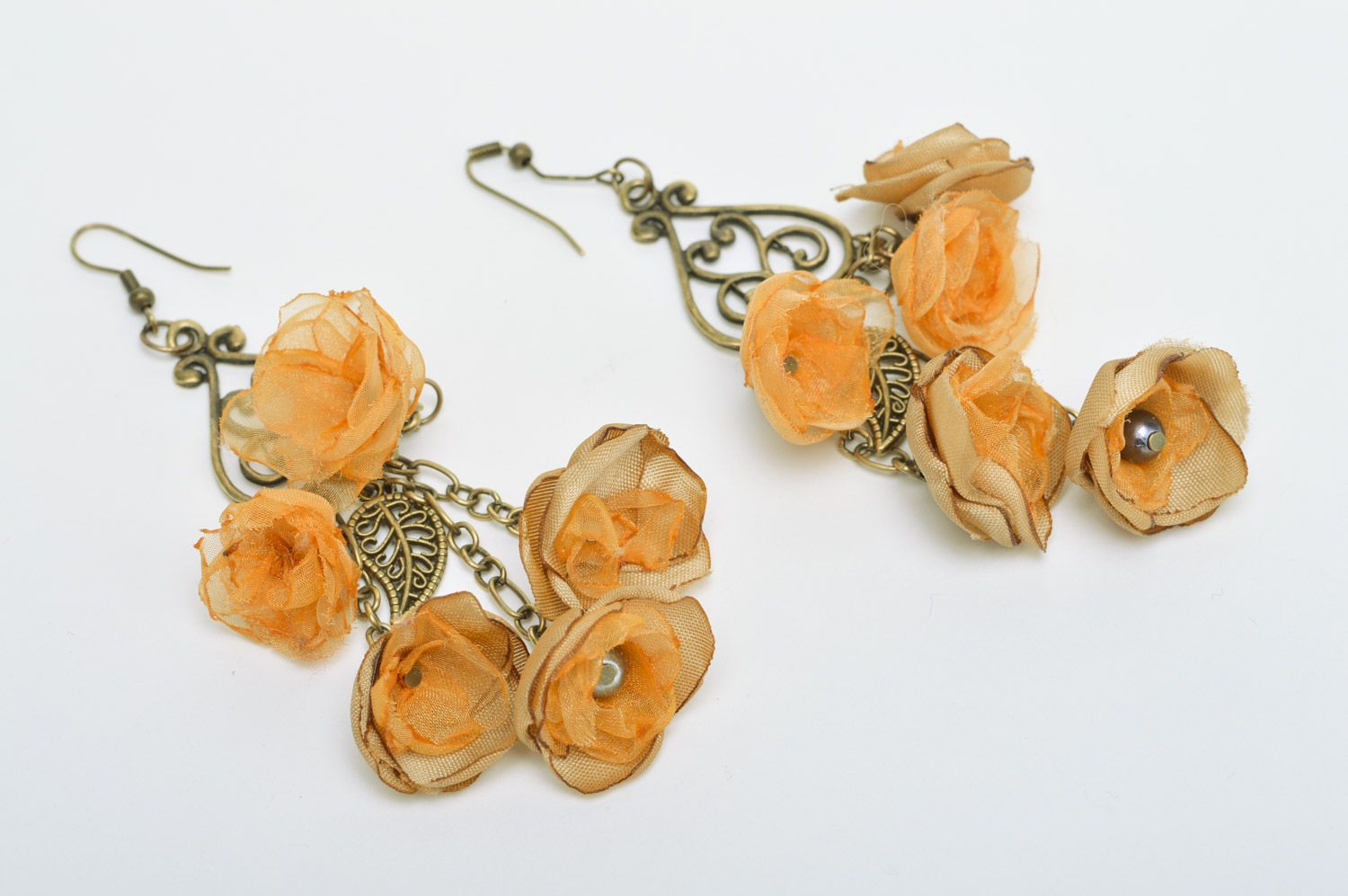 Boucles d'oreilles avec fleurs en tissu faites main de métal pendantes beiges photo 2