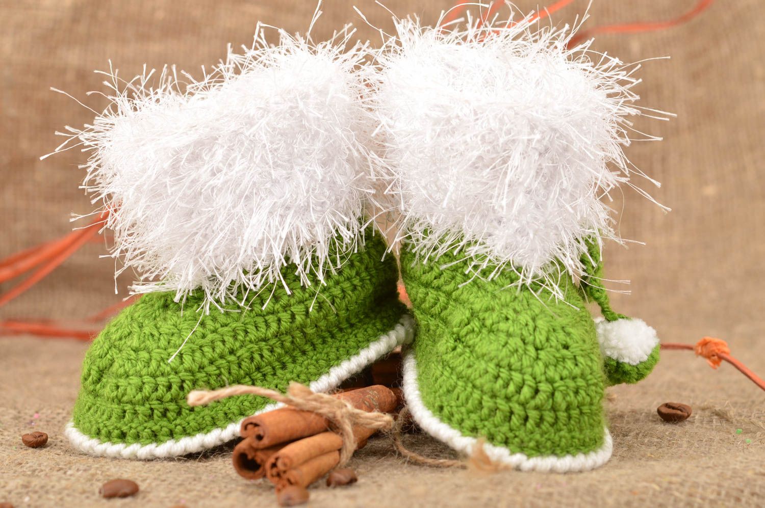 Chaussons bébé tricotés faits main en acrylique verts originaux pour garçon photo 1
