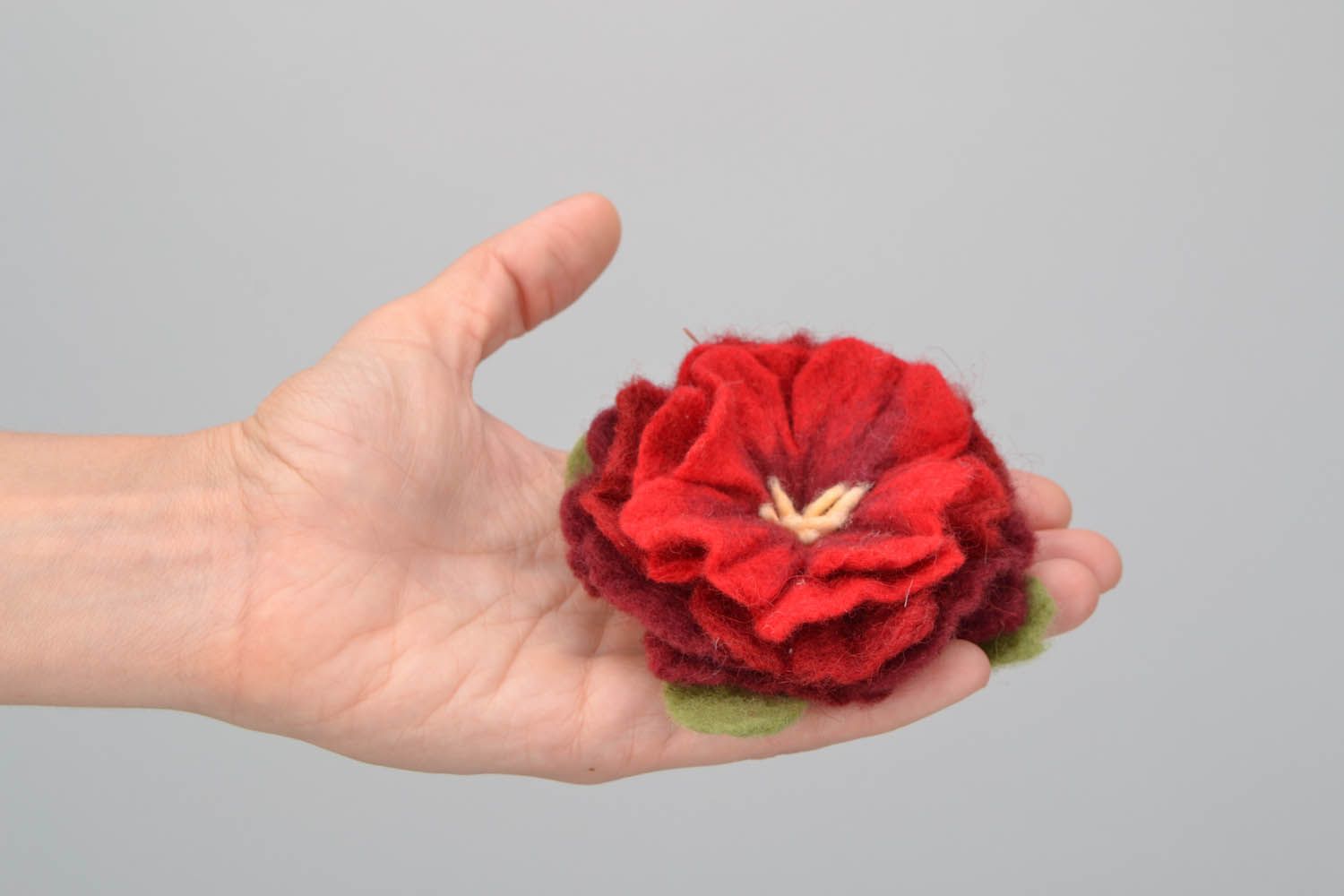 Broche de lã artesanal Flor vermelha acessório de mulher foto 2