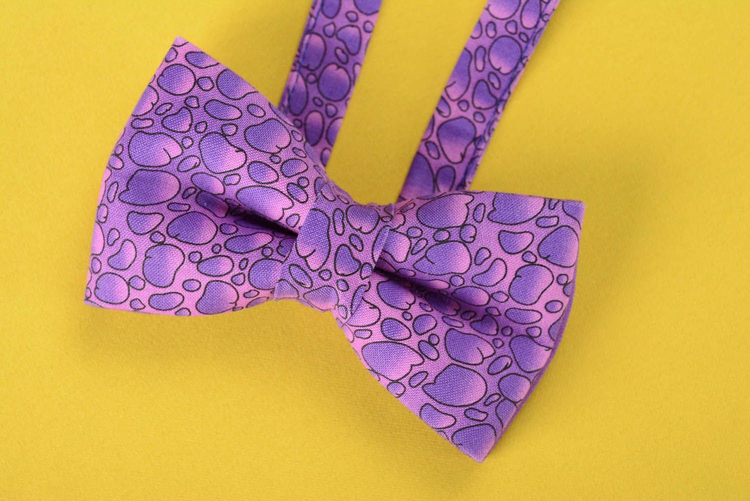 Gravata borboleta artesanal de têxtil Borbulhas roxas foto 3
