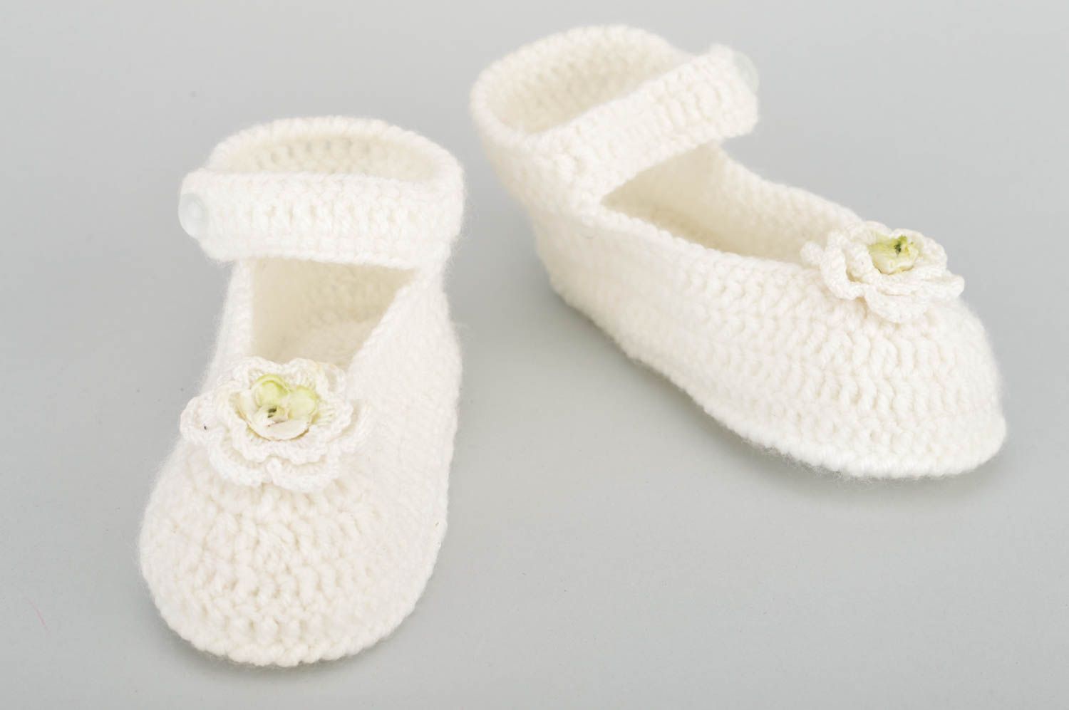 Chaussons de bébé blancs en coton naturel tricotés au crochet faits main photo 5