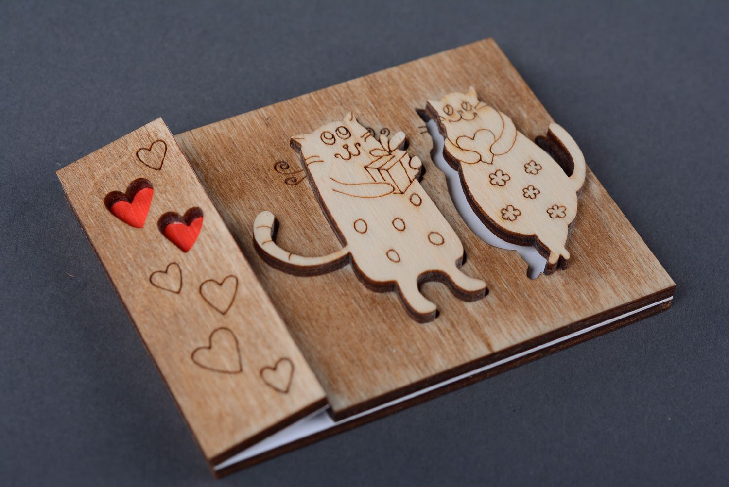 Belle carte de voeux en contreplaqué originale faite main avec chats amoureux photo 2