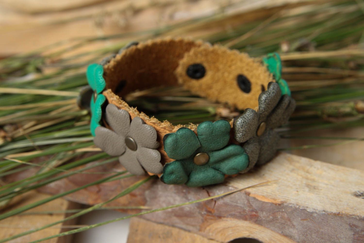 Bracelet cuir Bijou fait main avec fleurs grises et vertes Accessoire femme photo 1