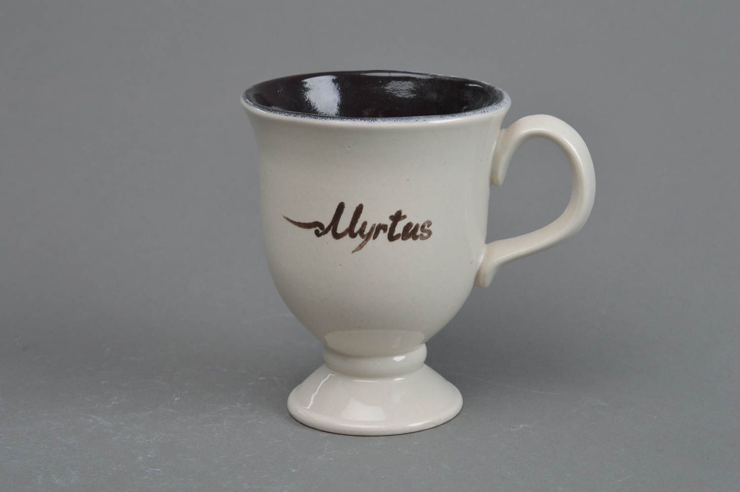 Tasse en porcelaine avec pied faite main dessin myrtille blanche petite taille photo 1