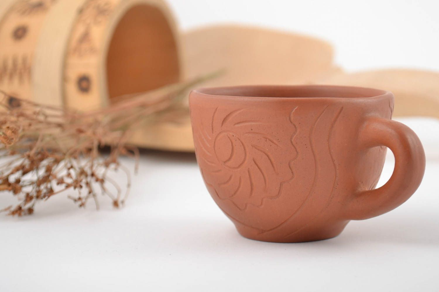 Taza de arcilla hecha a mano marrón con ornamento 100 ml foto 1