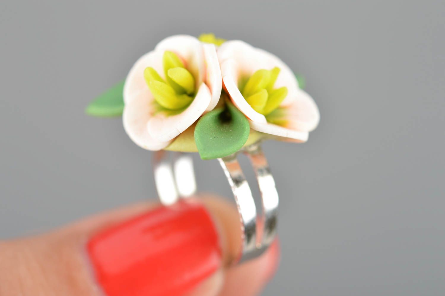 Origineller zarter bunter schöner handgemachter Ring aus Polymerton mit Blumen foto 3