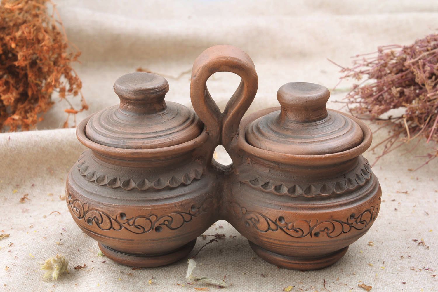 Salt cellar and pepper shaker made of clay  photo 1