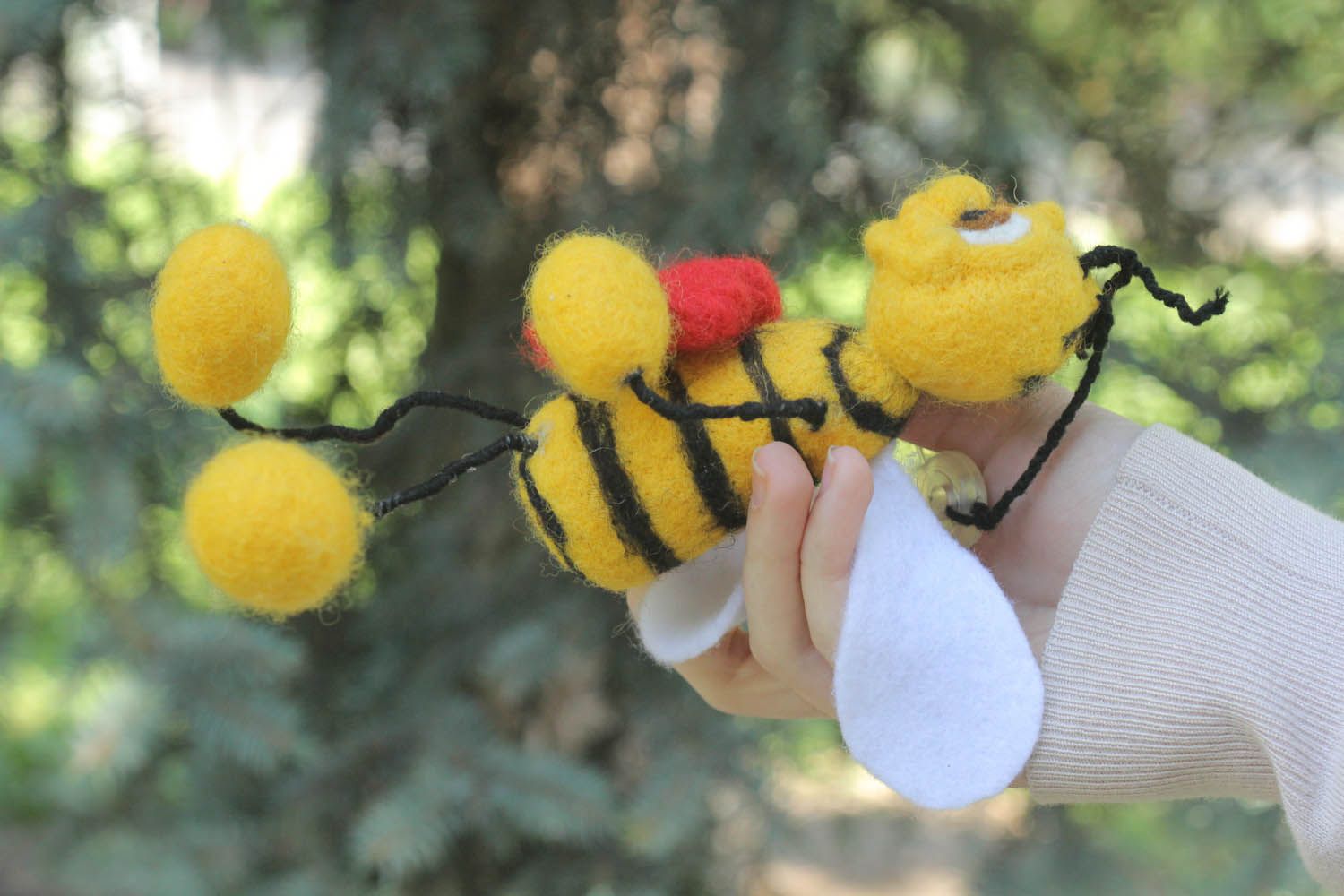 Brinquedo macio feito na técnica de feltragem seca de lã na forma de abelha foto 5