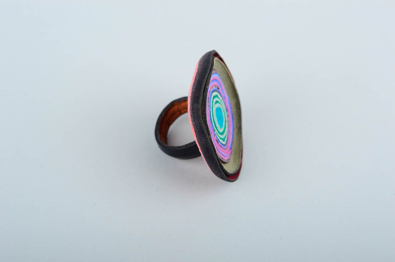 Кольцо из кожи эффектное кольцо ручной работы украшение из кожи стильное фото 3