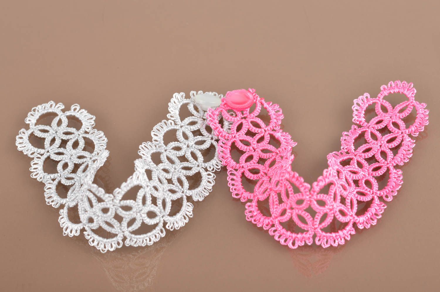 Ensemble de bracelets frivolité en satin faits main 2 pièces rose et blanc photo 3