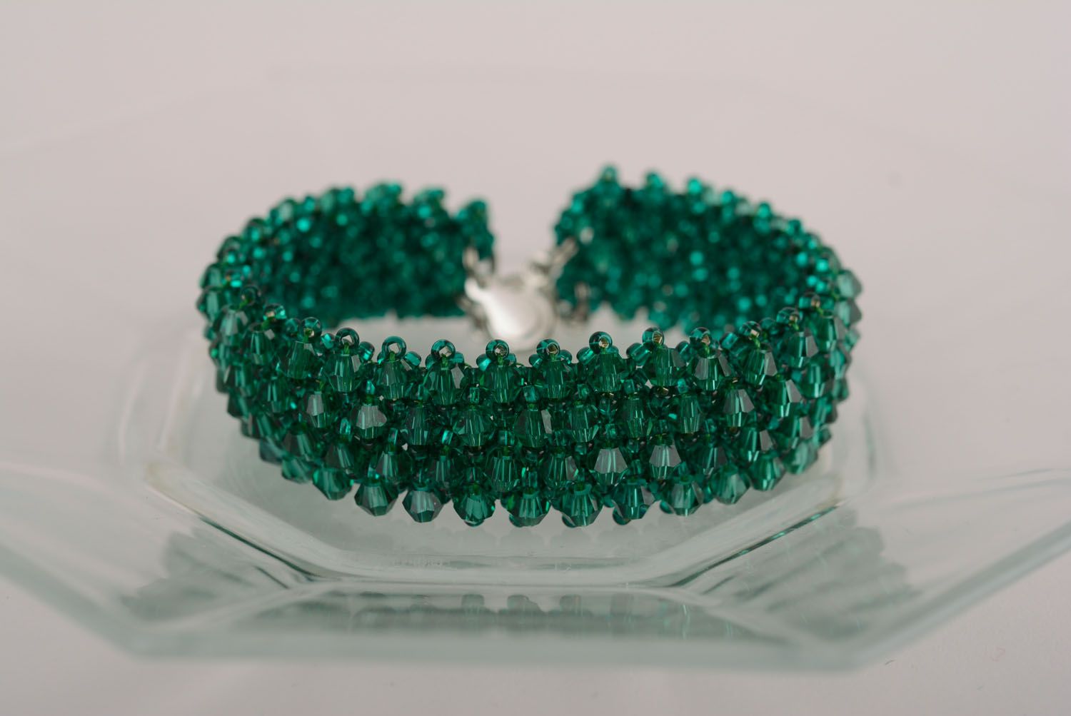 Emerald beaded bracelet photo 2