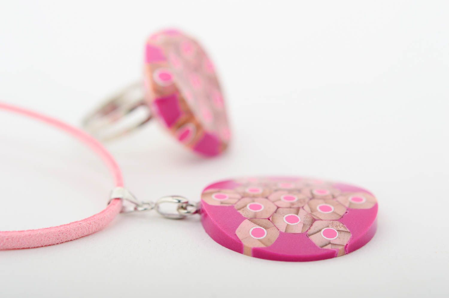 Кольцо из карандашей украшения ручной работы розовые авторские подвеска на шею фото 4