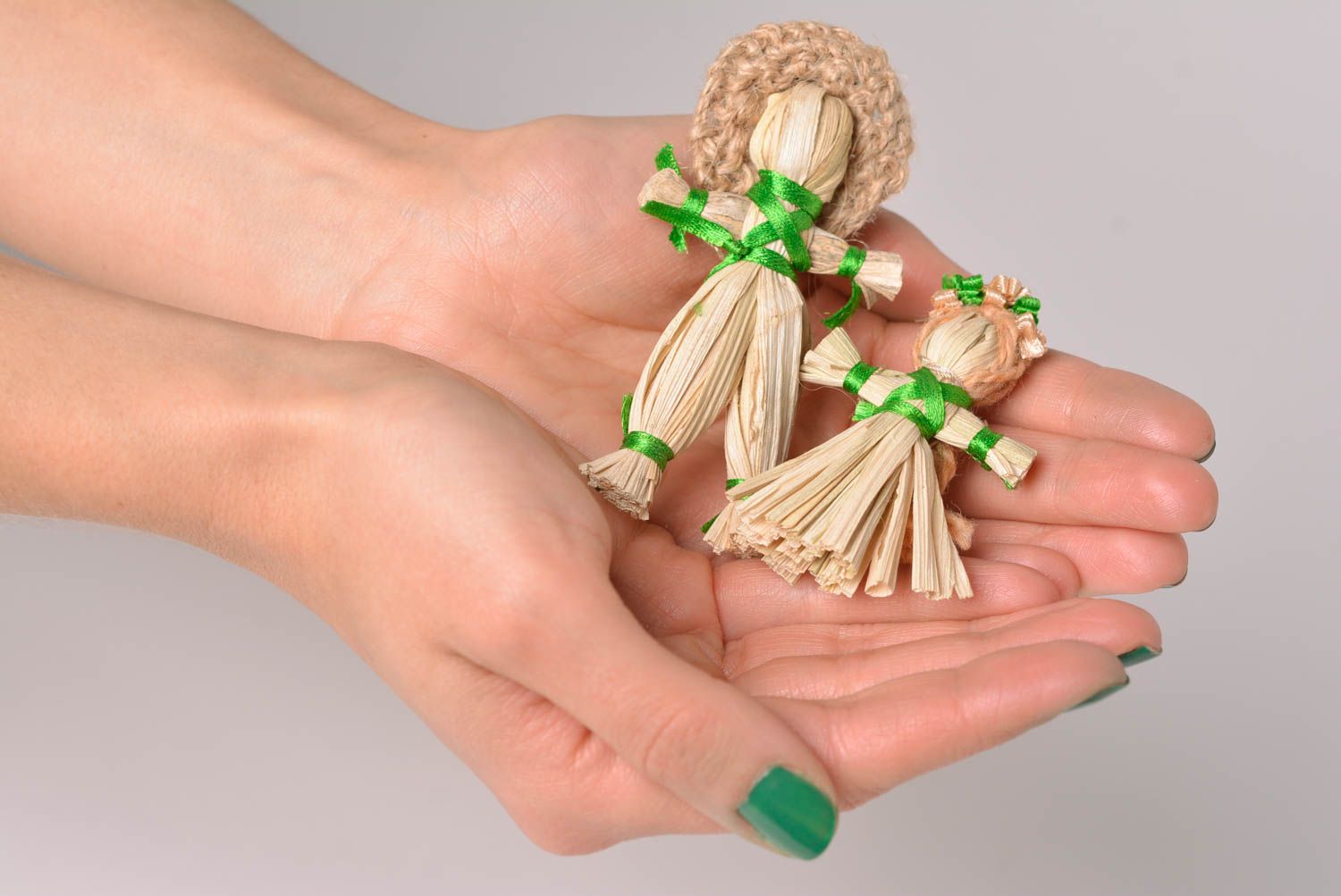 Handmade designer cute dolls unusual Slavonic amulets dolls made of straw photo 2