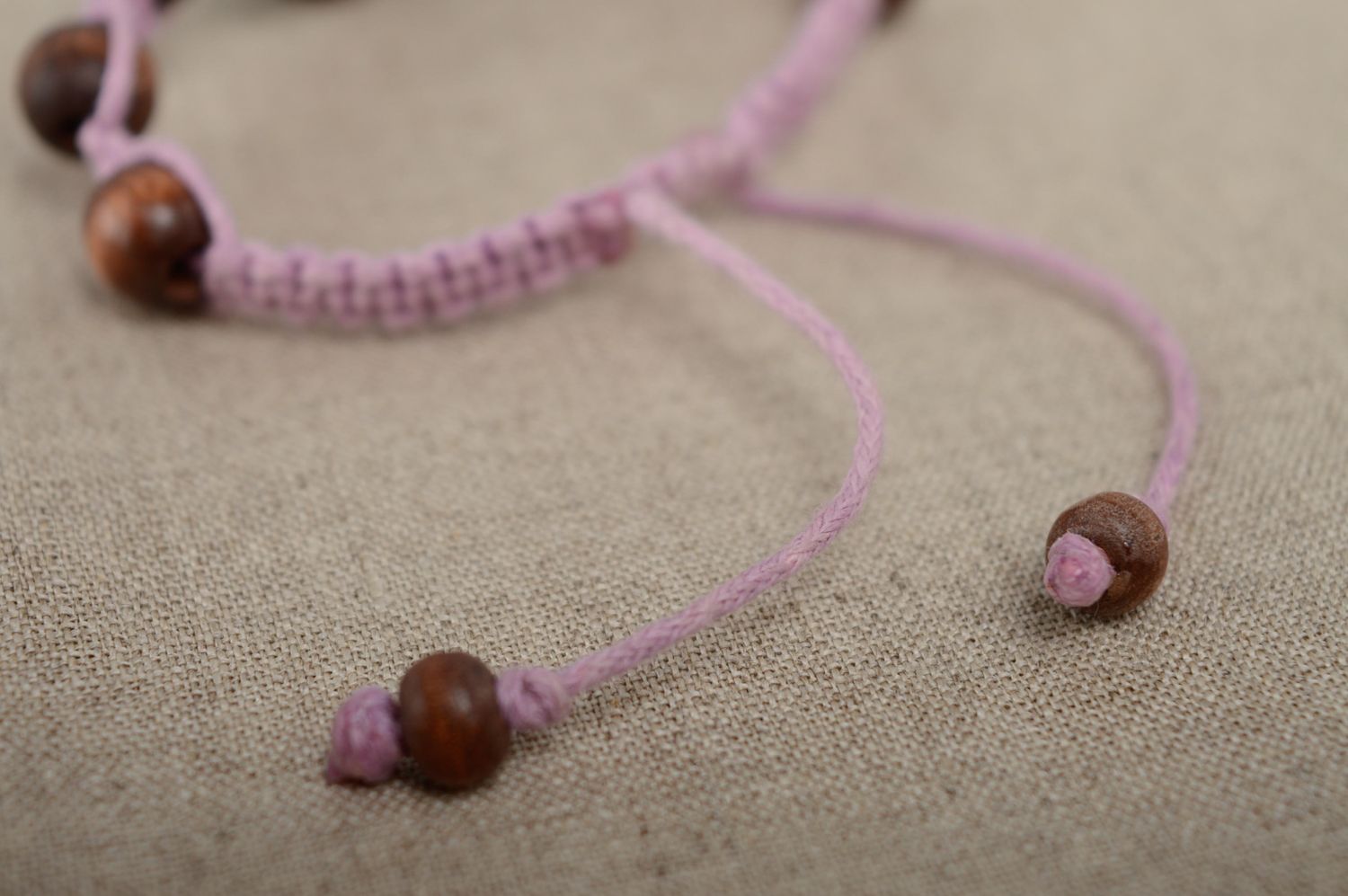 Плетеный браслет макраме из деревянных бусин и вощеного шнурка с цветочком фото 4