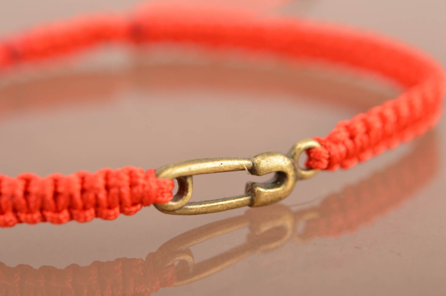Красный браслет из шелковых ниток с булавкой плетеный тонкий ручной работы фото 5