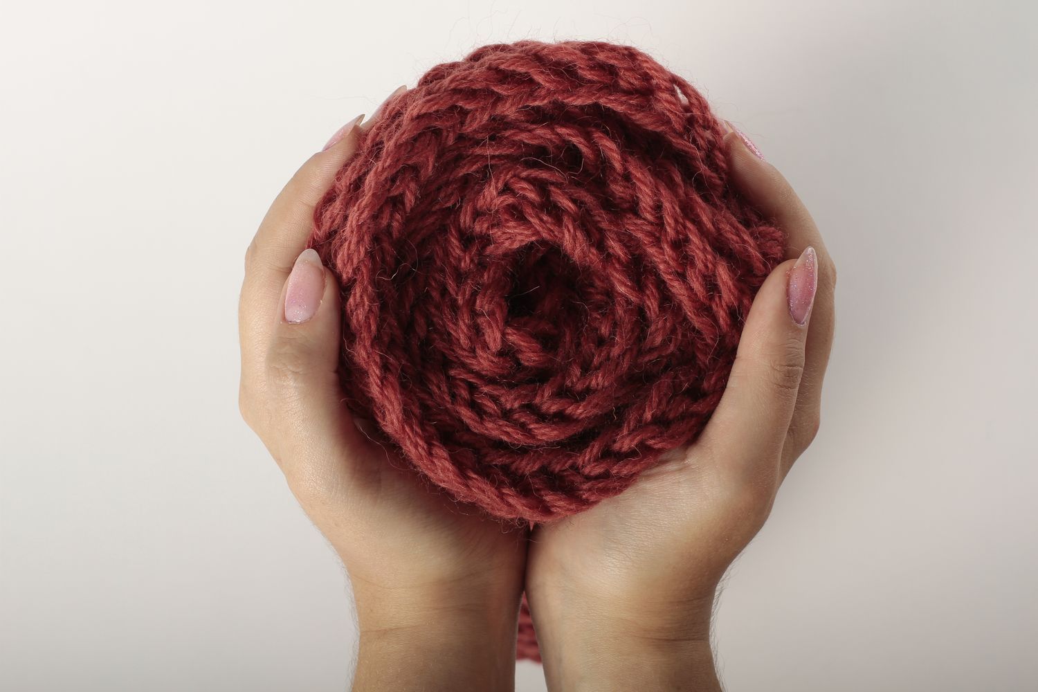 Sciarpa di lana fatta a mano accessorio all'uncinetto da donna in colore bordo
 foto 4
