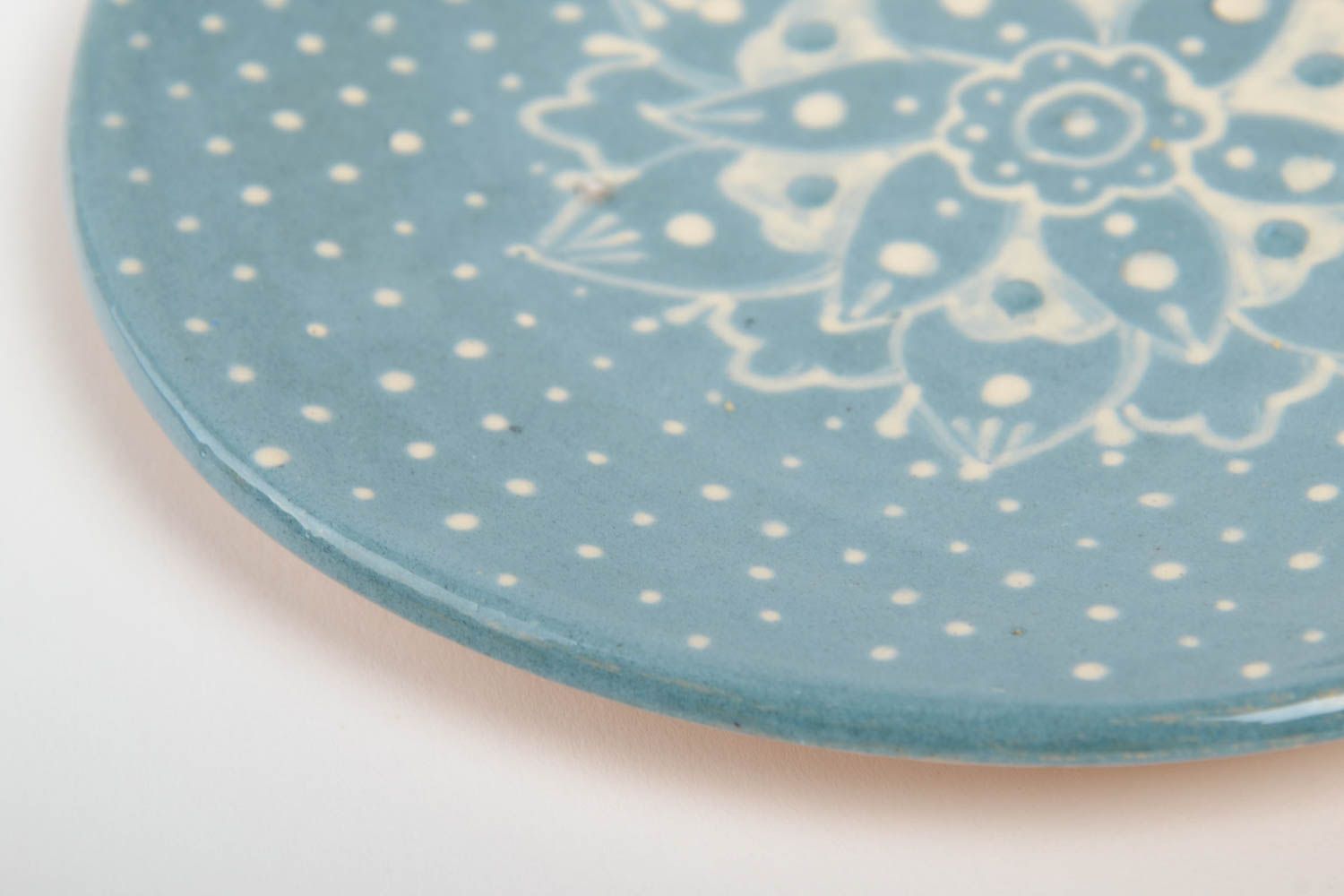 Голубая глиняная тарелка с ангобами и глазурью ручной работы расписная фото 5
