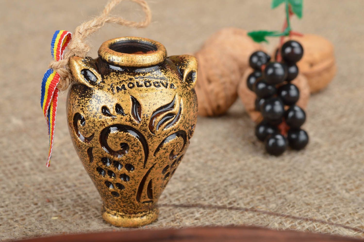 Petit vase à suspendre en terre cuite couleur dorée fait main décoratif photo 1