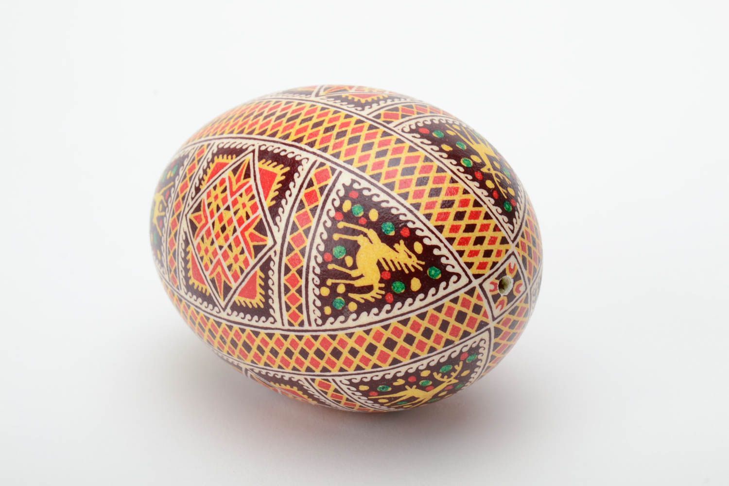 Huevo de ganso de Pascua artesanal con ornamento geométrico pintado con cera foto 4