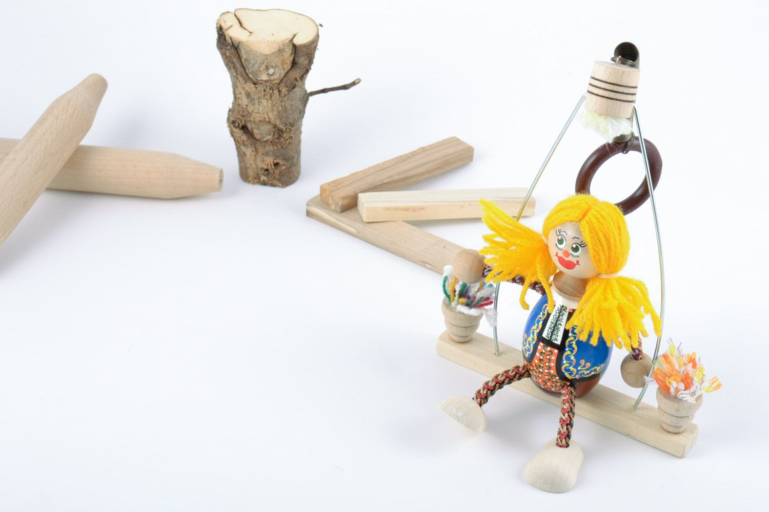 Petit jouet artisanal peint poupée en bois aux cheveux jaunes en bois fait main photo 1