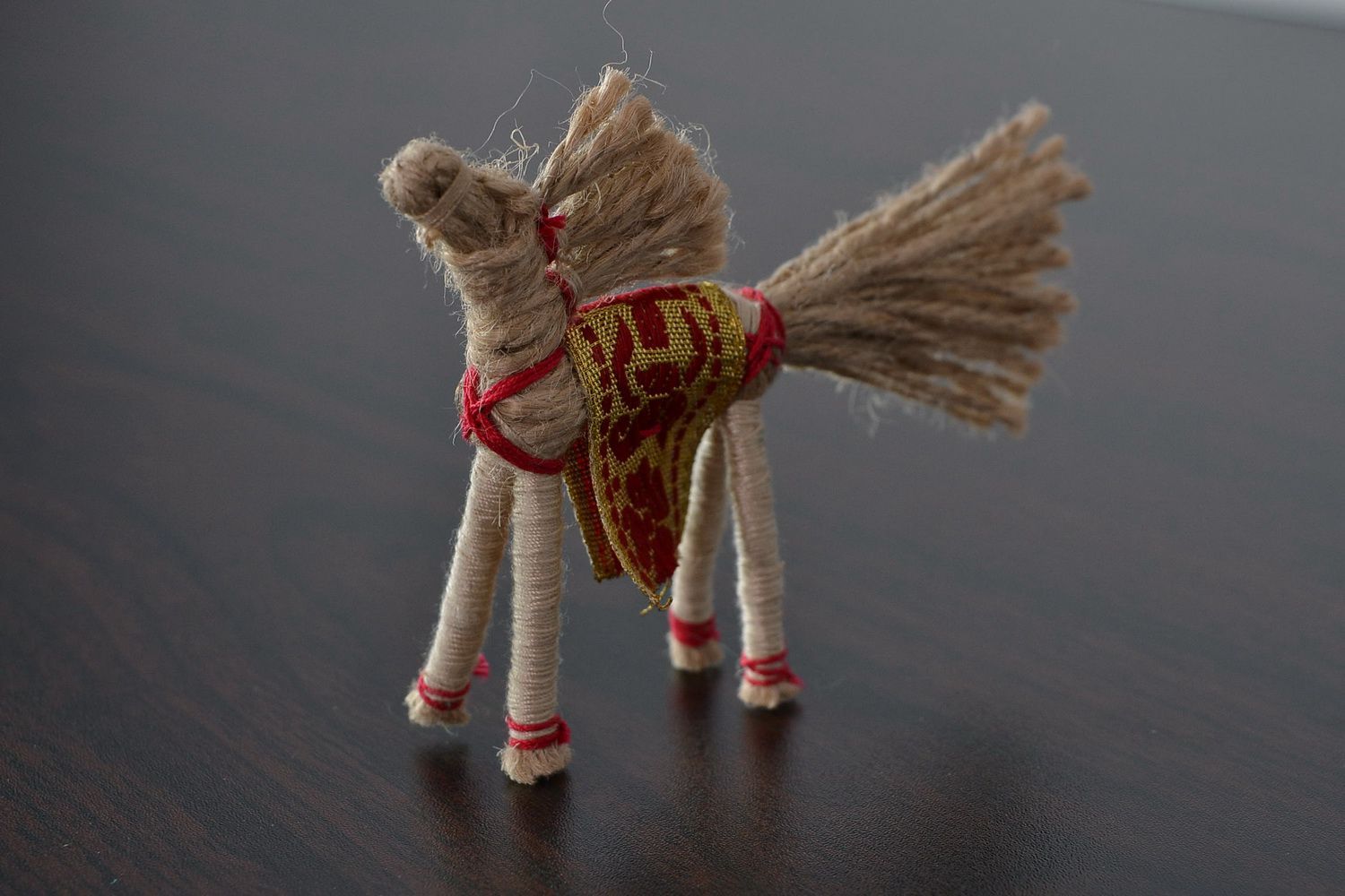 Ethnische Puppe Pferd aus Leinenschnur foto 5