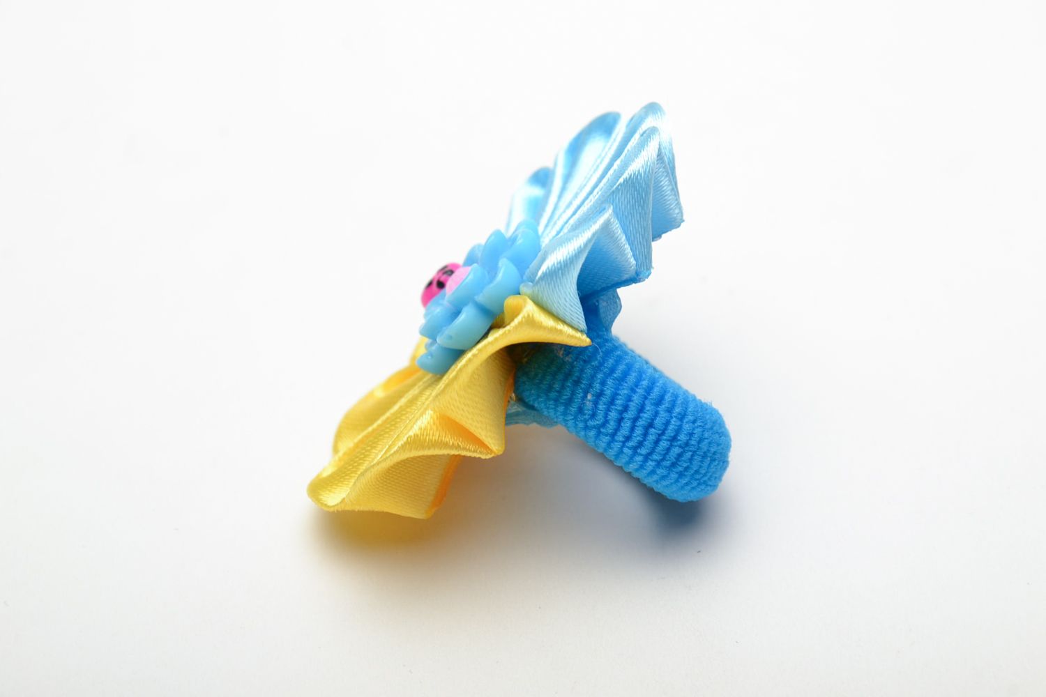 Резинка для волос в технике канзаши в виде желто-голубого цветочка фото 3