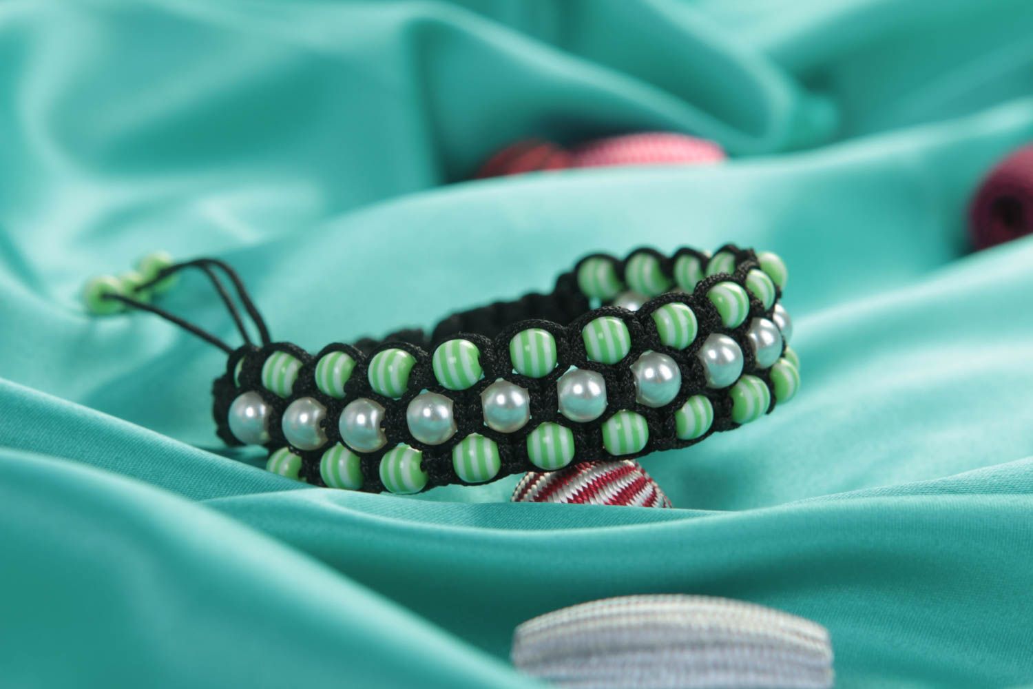 Трехрядный плетеный браслет из бусин ручной работы авторский женский красивый фото 2