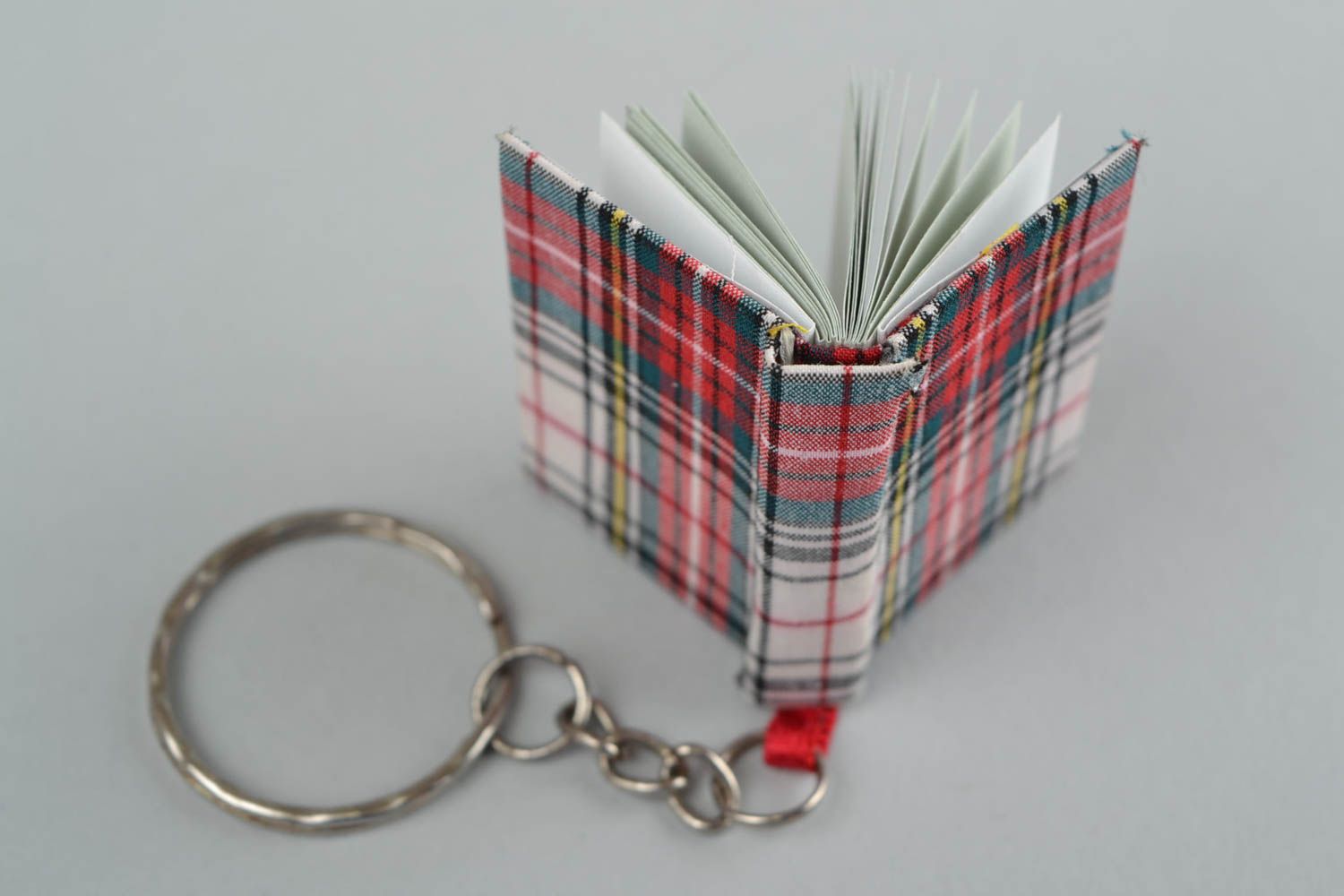 Joli porte-clés livre à carreaux petit fait main accessoire original cadeau photo 1
