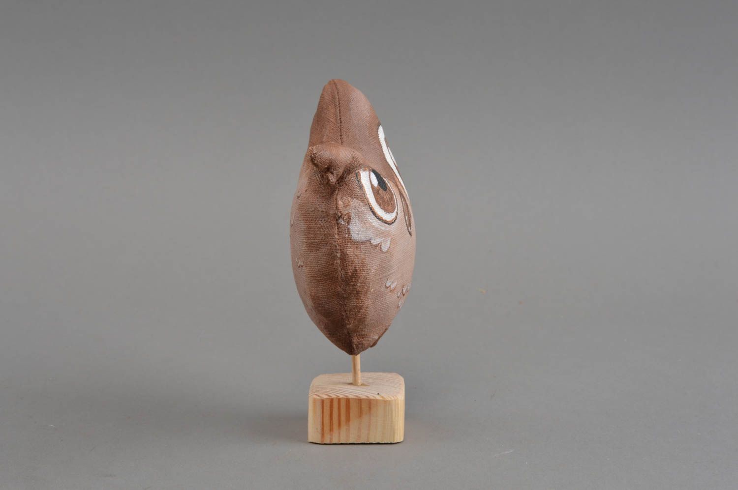 Мягкая интерьерная игрушка сова на подставке из дерева ручной работы красивая фото 3