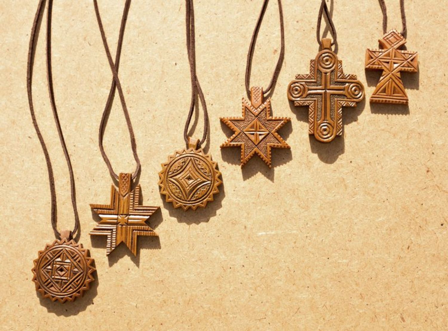 Croce stella di legno da collo fatta a mano Croce intagliata in legno  
 foto 2