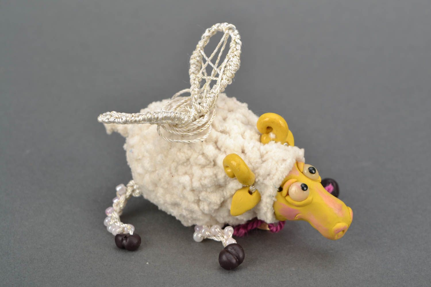 Bemaltes Spielzeug aus Ton fliegendes Schaf foto 1
