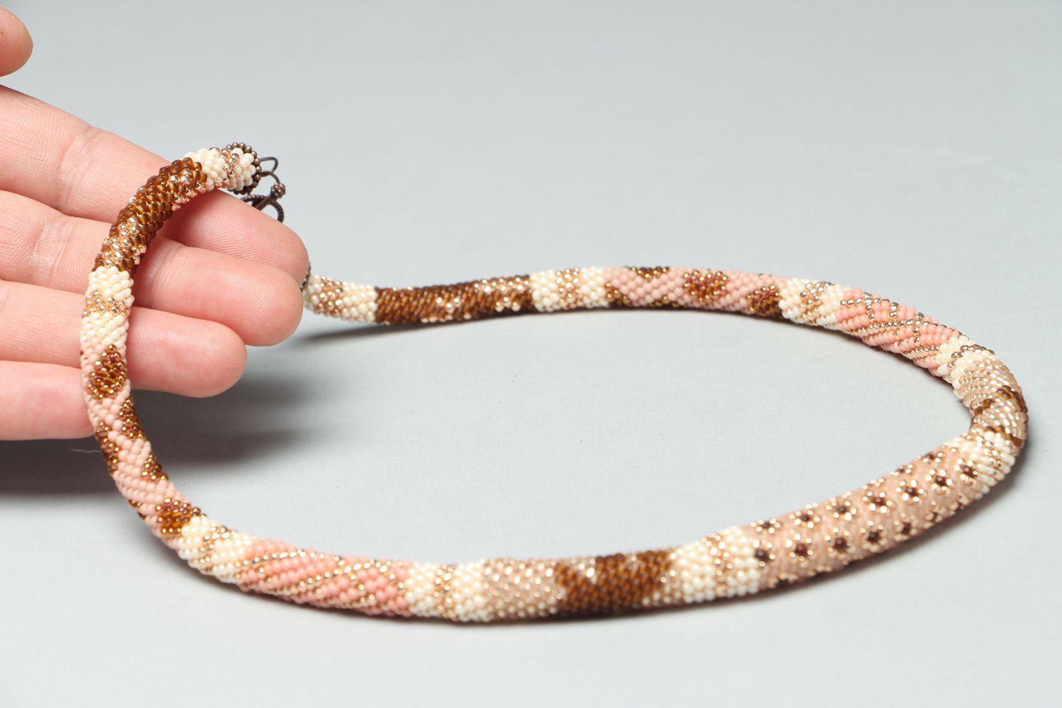 Collar de cuerda de abalorios de color beige foto 4