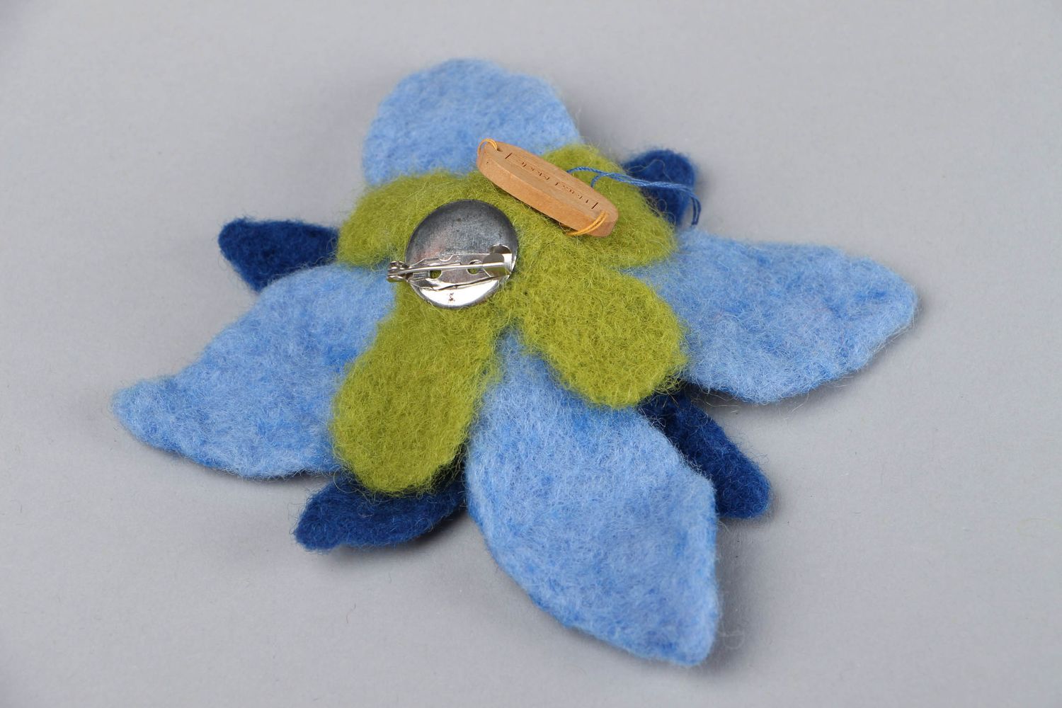 Schöne Brosche aus Wolle blaue Blume foto 3