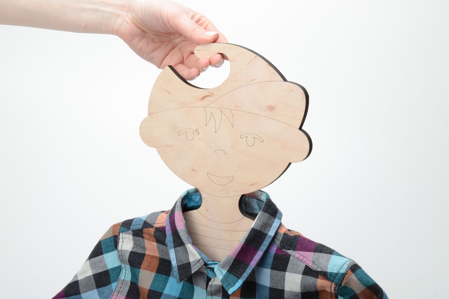 Joli cintre pour vêtement d'enfant fait main de design en contreplaqué Garçon photo 5
