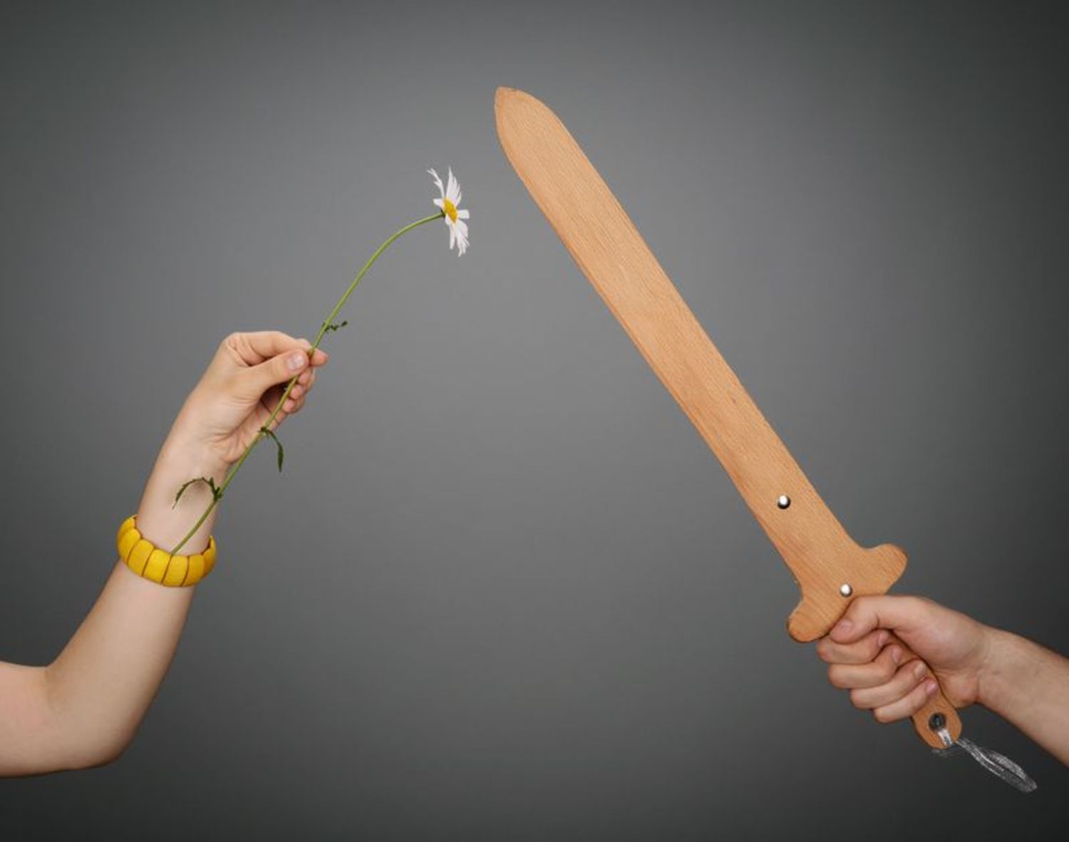 Espada de juguete de madera foto 2