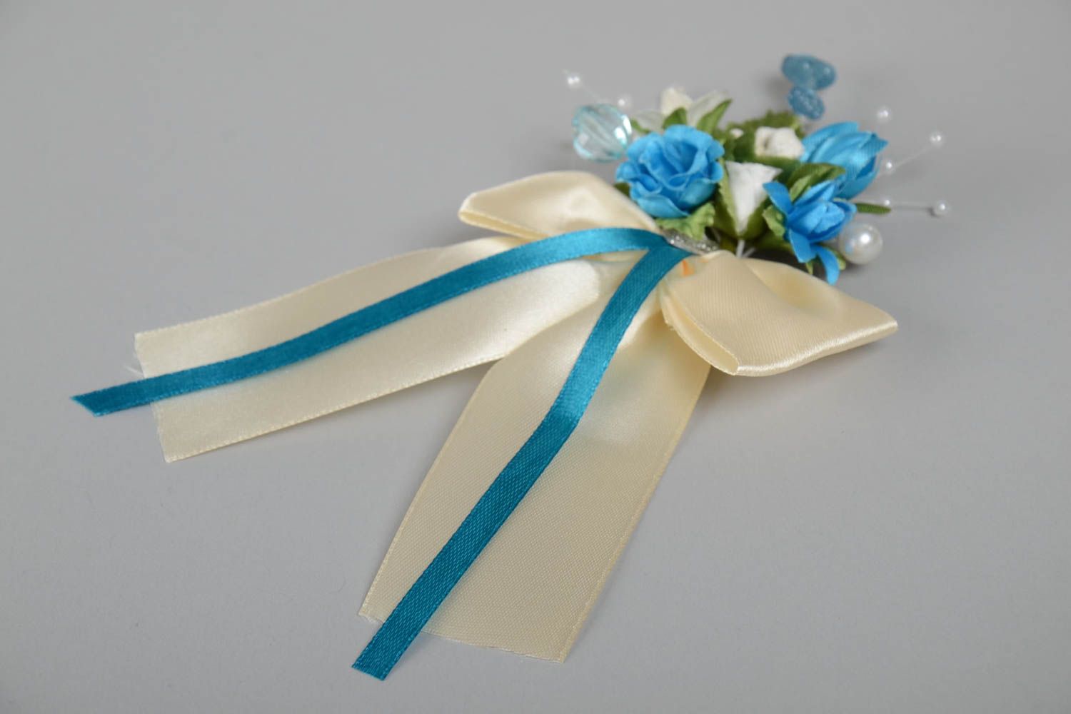 Hochzeit Boutonniere mit Blumen weiß blau aus Atlasbändern schön handmade foto 2
