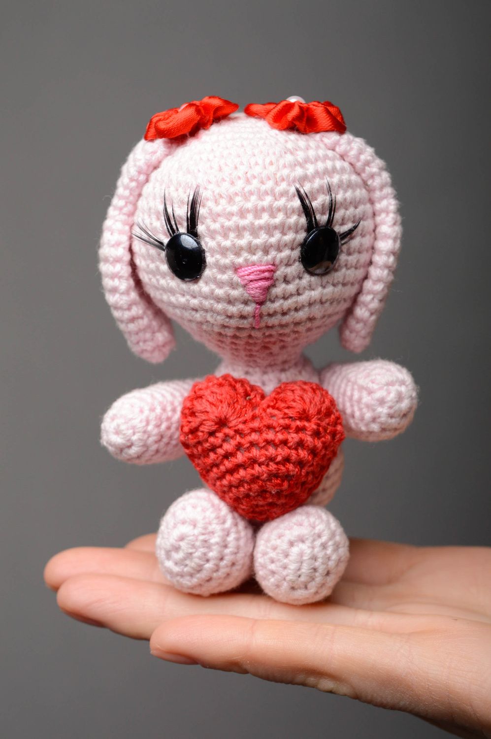 Jouet décoratif tricoté au crochet fait main lapin rose avec coeur pour enfant photo 4