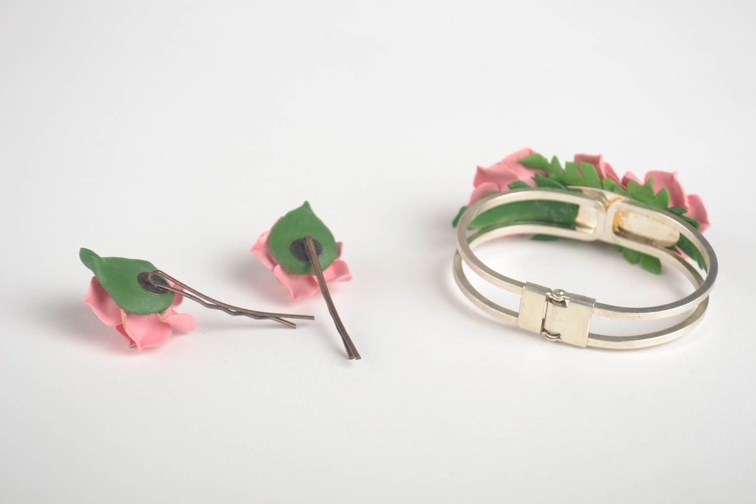 Conjunto de bisutería artesanal de pulsera y dos horquillas con flores rosas foto 2