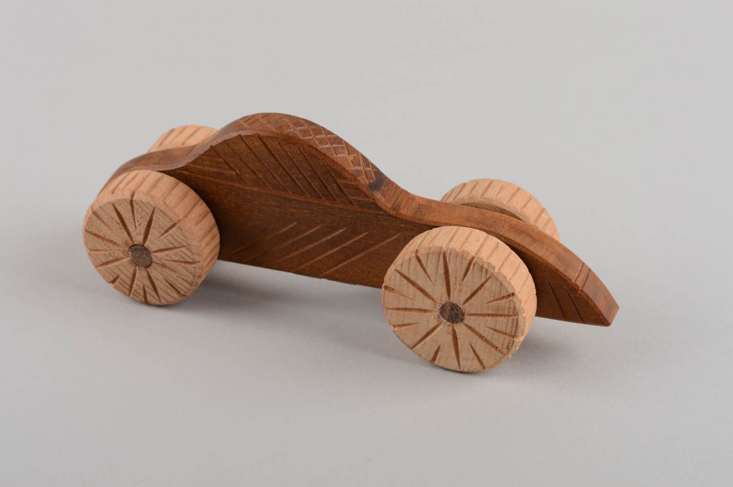 Petit jouet voiture écologique en bois naturel à roulettes fait main décoration photo 2
