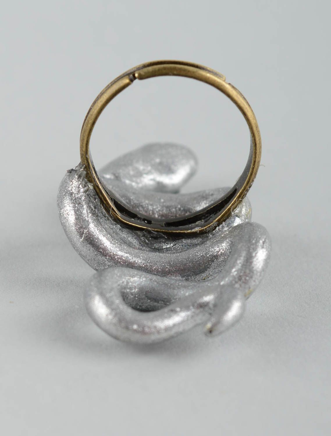 Серебристый перстень из полимерной глины ручной работы в виде змеи красивый фото 4