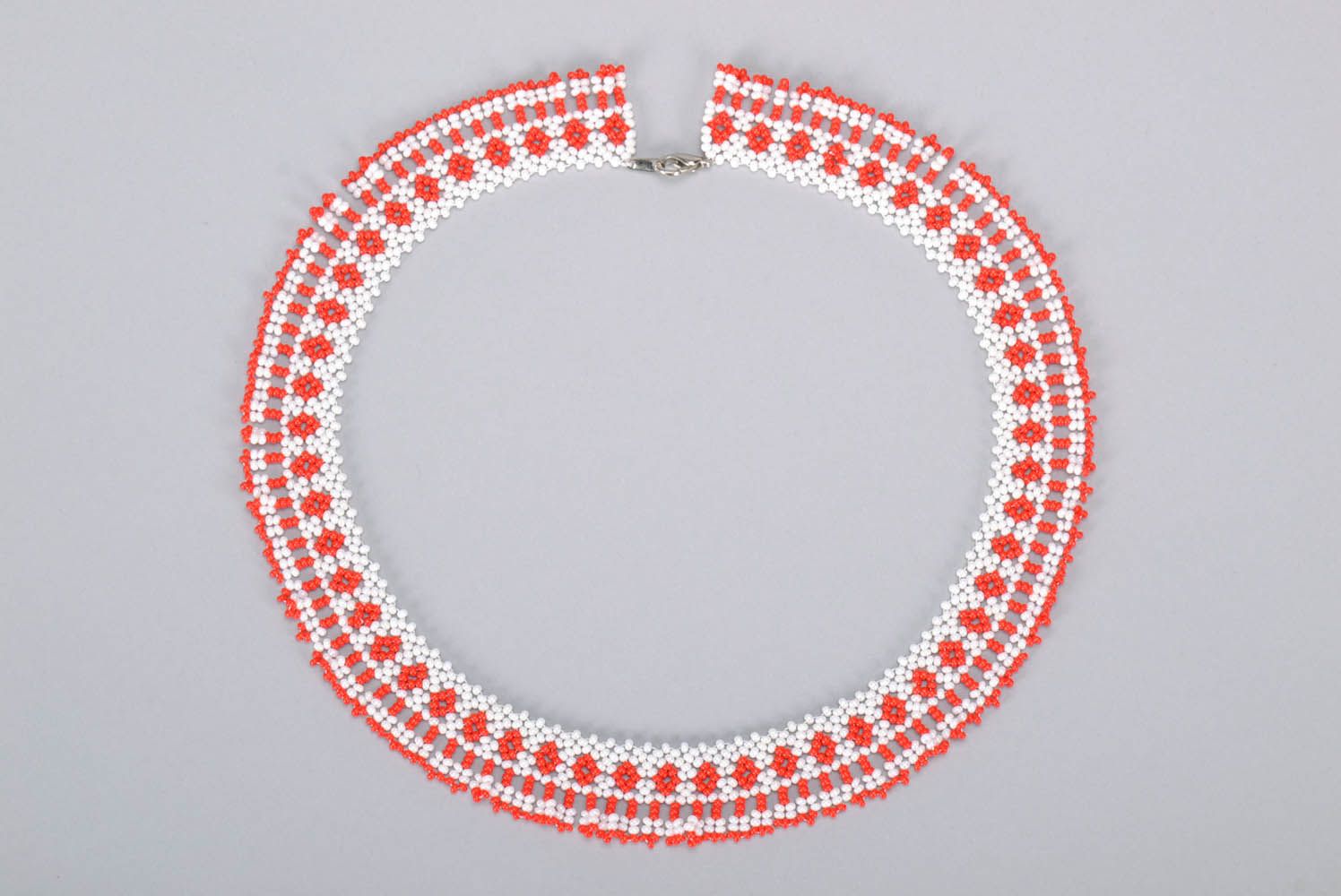 White and red beaded necklace photo 2