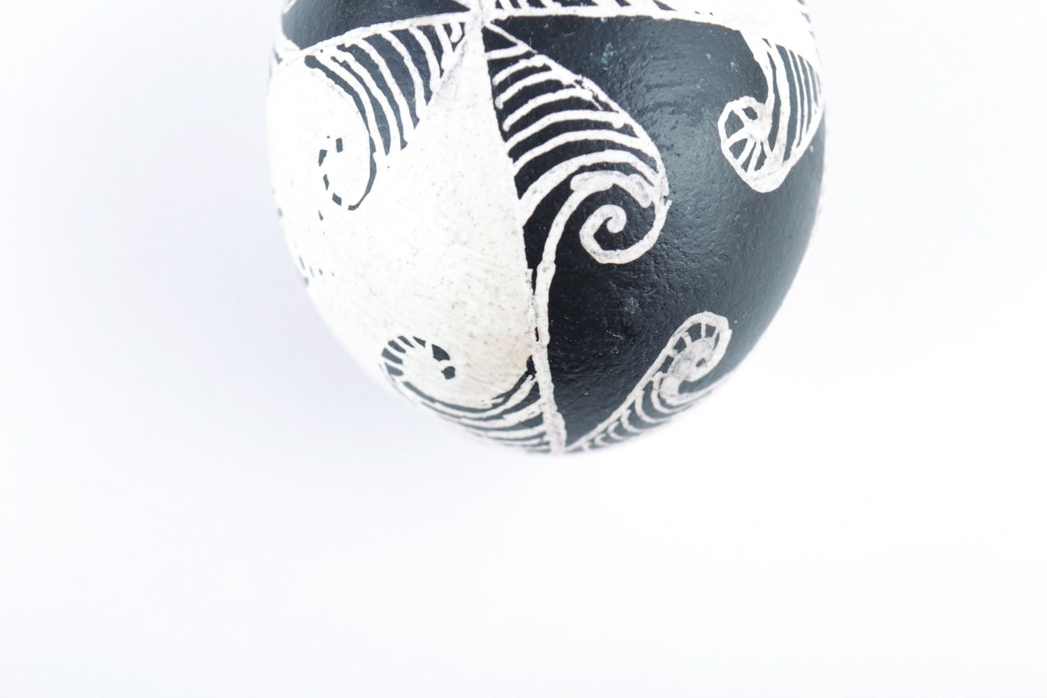 Красивое расписное куриное яйцо пасхальный декор для дома черно-белое фото 3