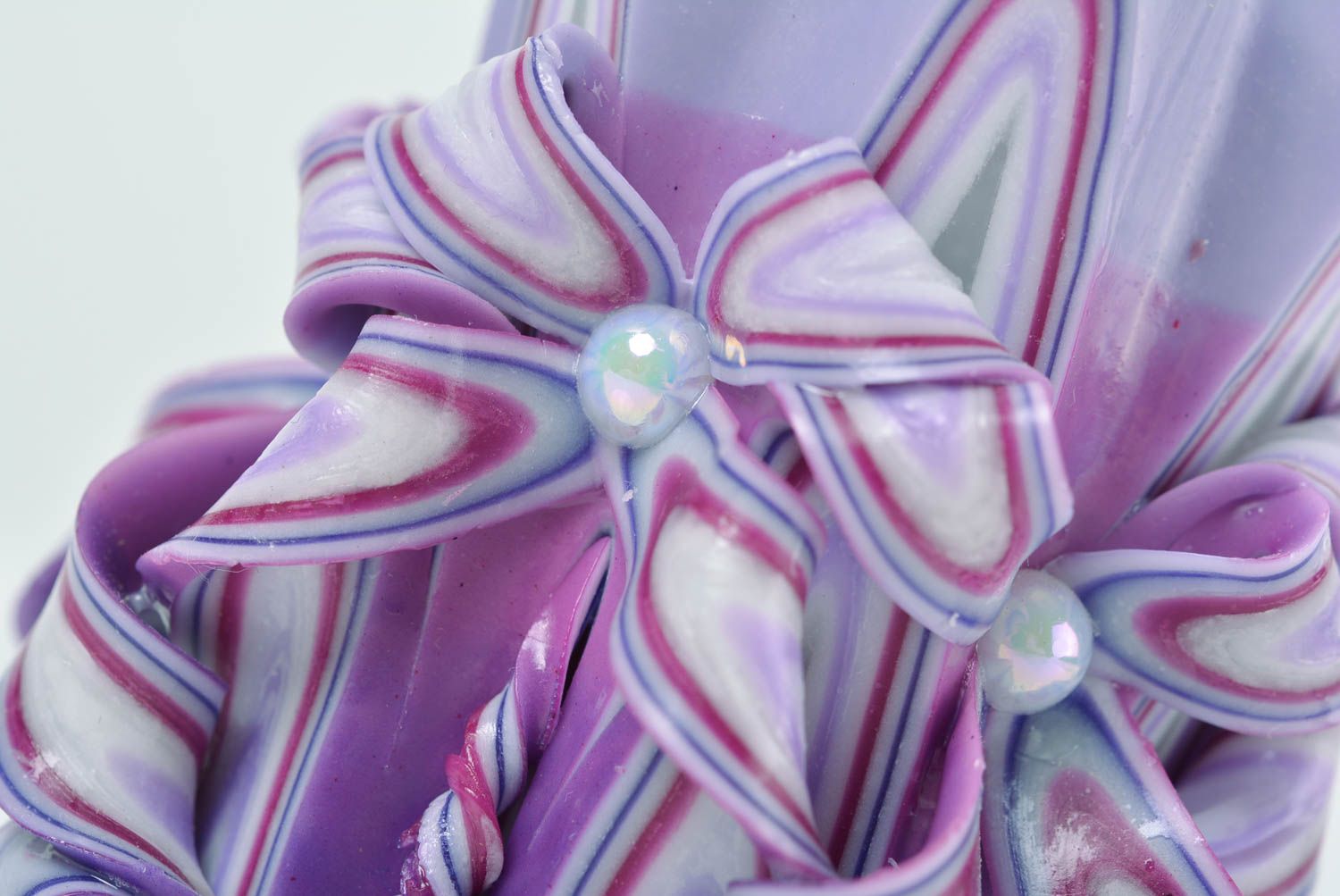 Grosse bougie originale faite main en paraffine lilas avec perles de fantaisie   photo 2