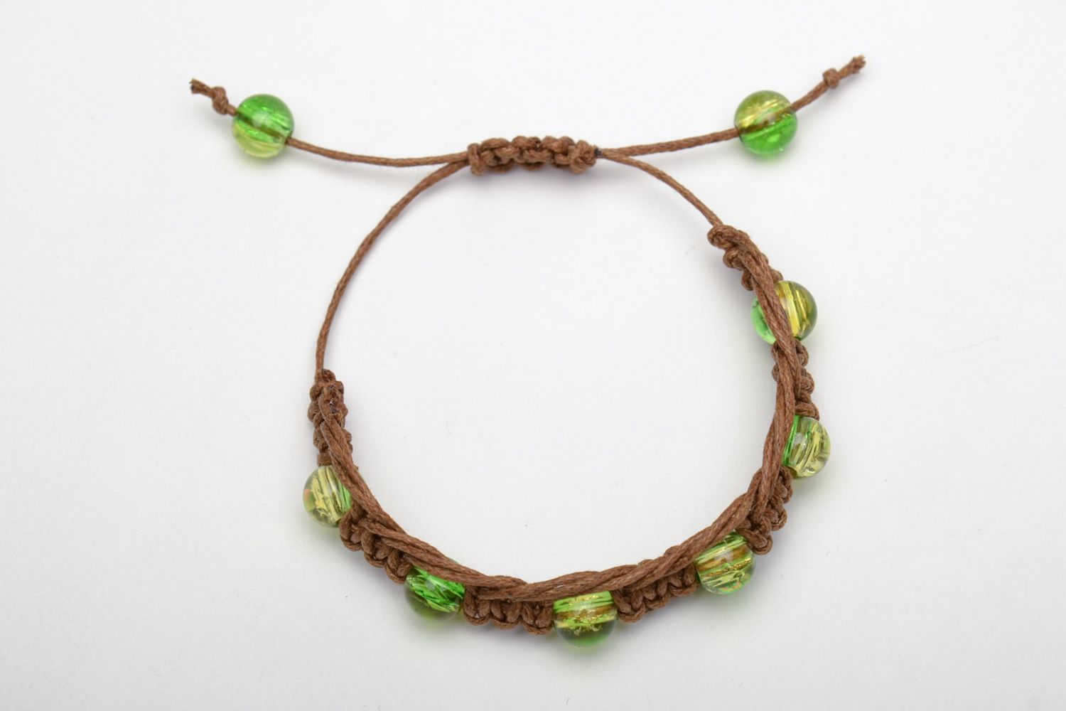 Bracelet en perles de verre vertes tressé de lacet ciré marron fait main photo 2