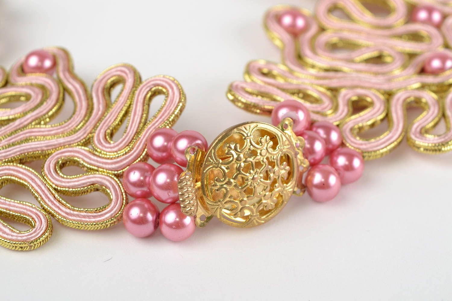 Collier fait main design original technique de soutache avec perles roses photo 5