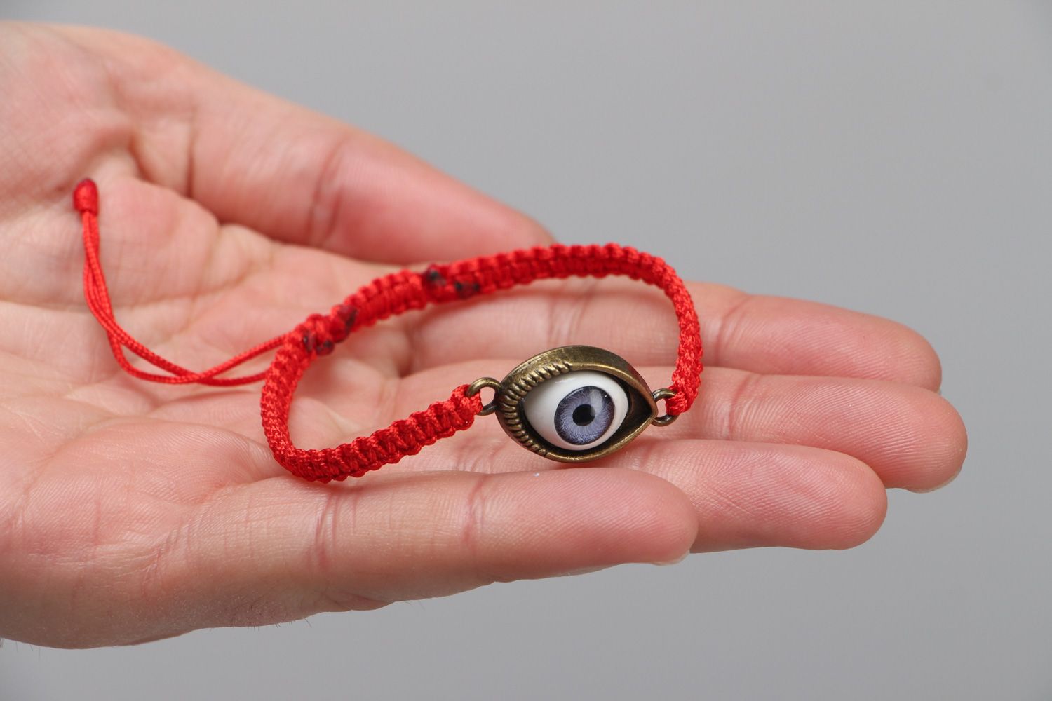 Bracelet rouge en lacet synthétique avec pendentif fait main Contre le sort photo 3